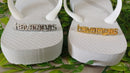 Chinelo Havaianas Top Branco Personalizado com Placa Dourada e Prata – Elegância e Conforto Original