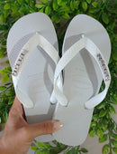 Chinelo Havaianas Top Branco Personalizado com Placa Dourada e Prata – Elegância e Conforto Original