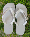 Chinelo Havaianas Top Branco Personalizado com Placa Dourada e Prata – Elegância e Conforto Original