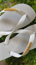 Chinelo Havaianas Top Branco Personalizado com Placa Dourada e Prata – Elegância e Conforto Original