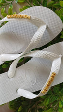 Chinelo Havaianas Top Branco Personalizado com Placa Dourada e Prata – Elegância e Conforto Original