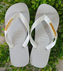 Chinelo Havaianas Top Branco Personalizado com Placa Dourada e Prata – Elegância e Conforto Original